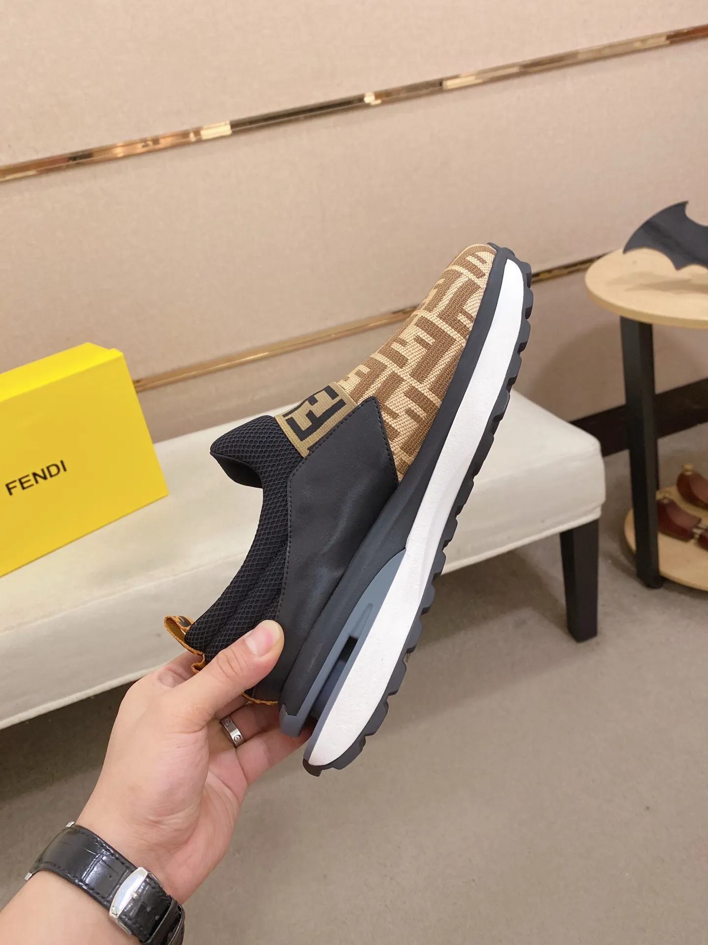 Men's shoes 💰 462💰 (FENDI) New style 👊🏻 upper 🇮🇹 imported cowhide fabric 🇩🇪 lining imported sheepskin lining. The original outsole is molded to highlight the identity of every man, and the upper foot is stable and stable🚶🏻🚶🏻The high-end custom counters reproduce the original version📯No matter the wind or rain, the shoe last remains unchanged and can withstand the verification of time🔍️,🔵 Size: 38-44 (45 is custom-made and cannot be returned or exchanged